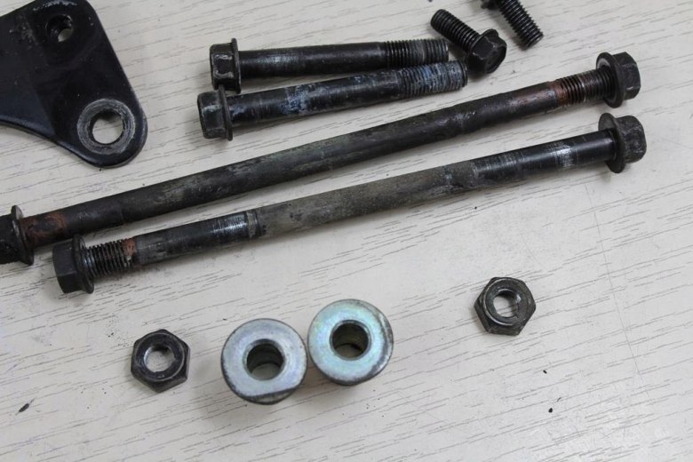 はと KAWASAKI ZX6R F1 95 ŚRUBY MOCOWANIA SILNIKA - Sklep z używanymi i